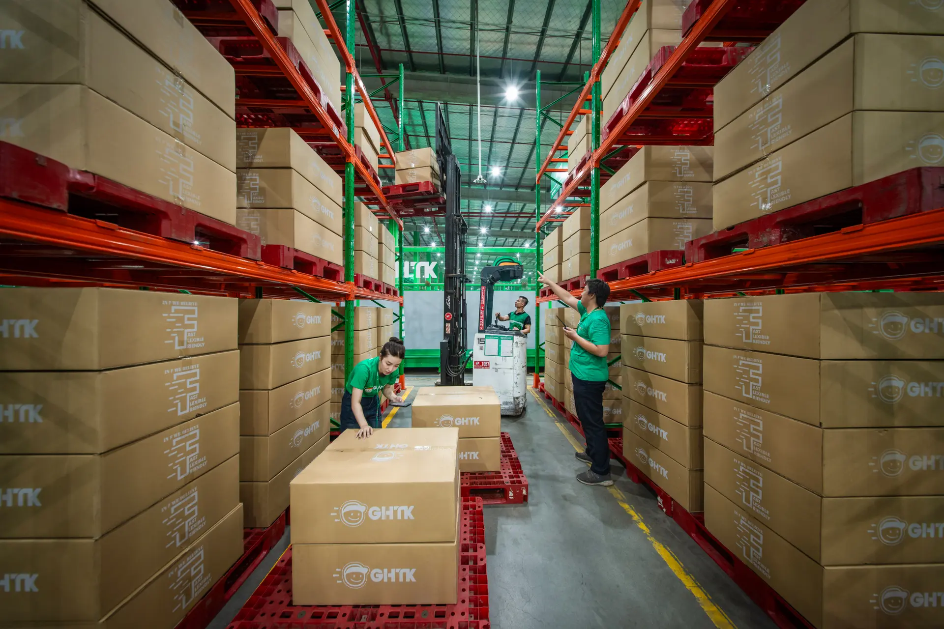 Tại LogiNext, chúng tôi mang đến một lời giải hậu cần tối ưu hơn, hiệu quả hơn và linh hoạt hơn cho mỗi bài toán tăng trưởng bền vững của doanh nghiệp.